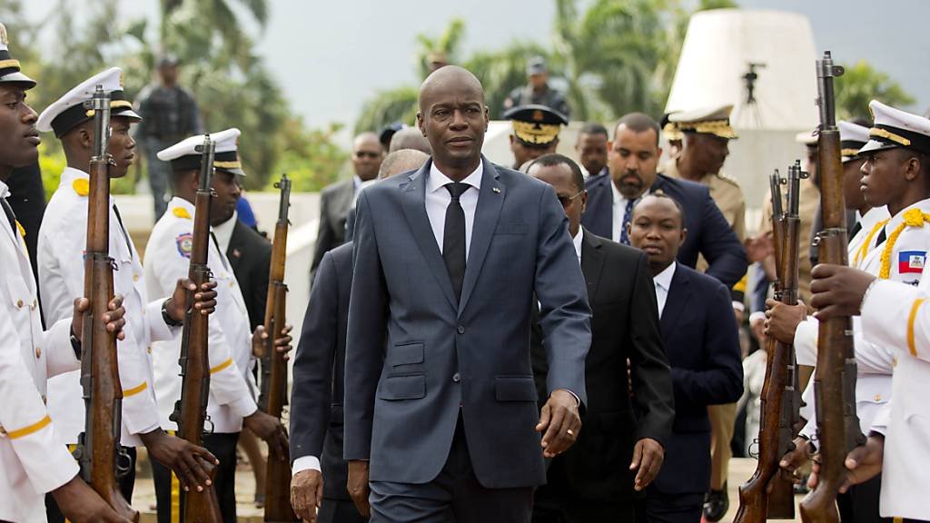 ARCHIV - Jovenel Moise (M), Präsident von Haiti, ist in der Nacht in seiner Residenz überfallen und tödlich verletzt worden. Foto: Dieu Nalio Chery/AP/dpa Foto: Dieu Nalio Chery/AP/dpa