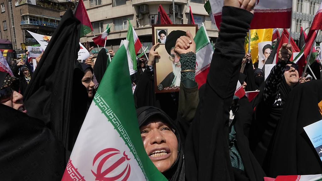 dpatopbilder - Iranische Gläubige skandieren Slogans während einer anti-israelischen Versammlung in Teheran. Foto: Vahid Salemi/AP