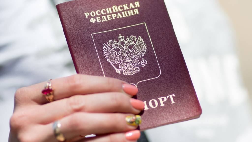 ARCHIV - Eine Frau hält in der estnischen Stadt Narva am Grenzübergang nach Russland ihren russischen Pass in den Händen. Foto: Kay Nietfeld/dpa