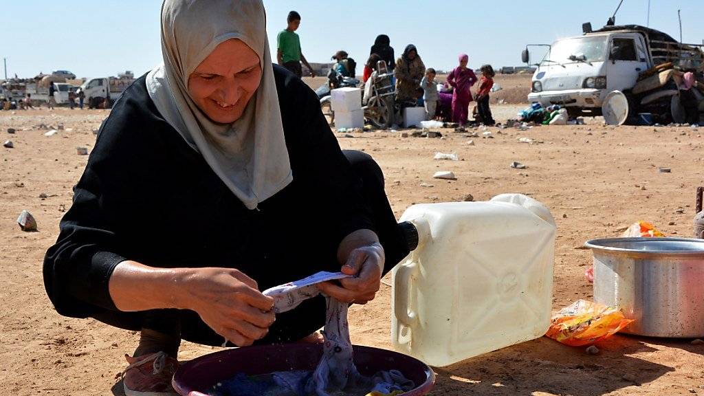Eine vor IS-Kämpfern geflüchtete Frau in einem Flüchtlingslager im syrischen Qana. (Archivbild)