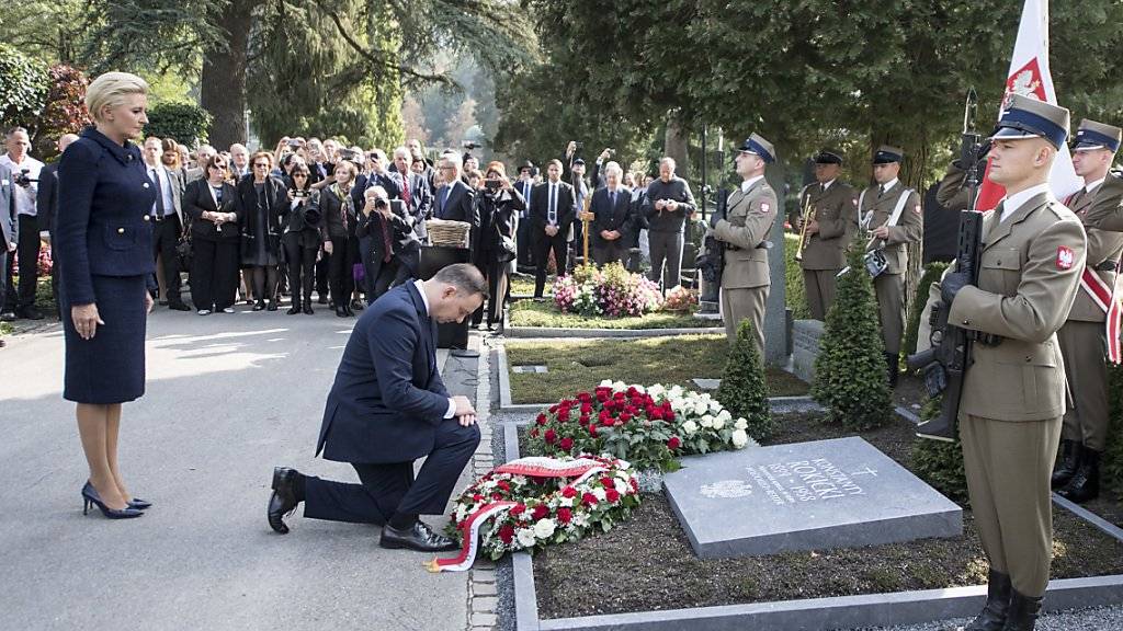Polens Präsident Andrzej Duda mit seiner Frau Agata Kornhauser-Duda gedenken des Holocaust-Retters Konstanty Rokicki auf dem Friedhof Friedental in Luzern.