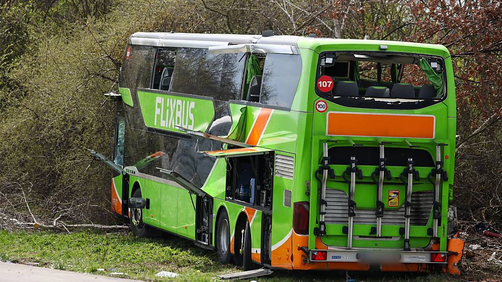 Blick auf den verunglückten Bus an der Unfallstelle auf der A9. Foto: Jan Woitas/dpa - ACHTUNG: Kennzeichen wurde(n) aus rechtlichen Gründen gepixelt