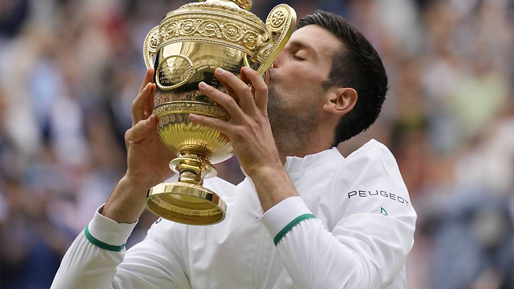 Wieder ein grosses Ziel erreicht: Zum sechsten Mal küsst Novak Djokovic den Siegerpokal in Wimbledon