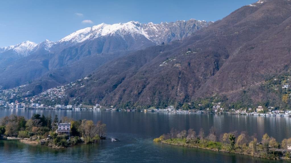Der Helikopter soll kurz nach dem Abheben auf der italienischen Seeseite des Lago Maggiore in Turbulenzen geraten sein. Bei dem Absturz kam ein Schweizer ums Leben. (Archivbild)