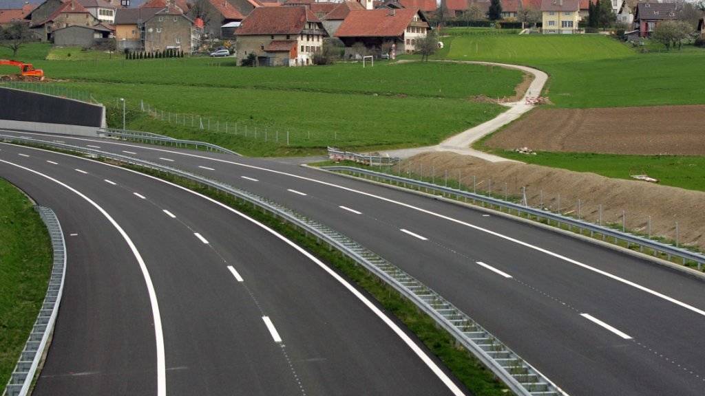 Strassen reinigen, Mittelstreifen mähen: Der Bund hat 2018 für den Unterhalt der Nationalstrassen knapp 350 Millionen Franken ausgegeben. (Archivbild)