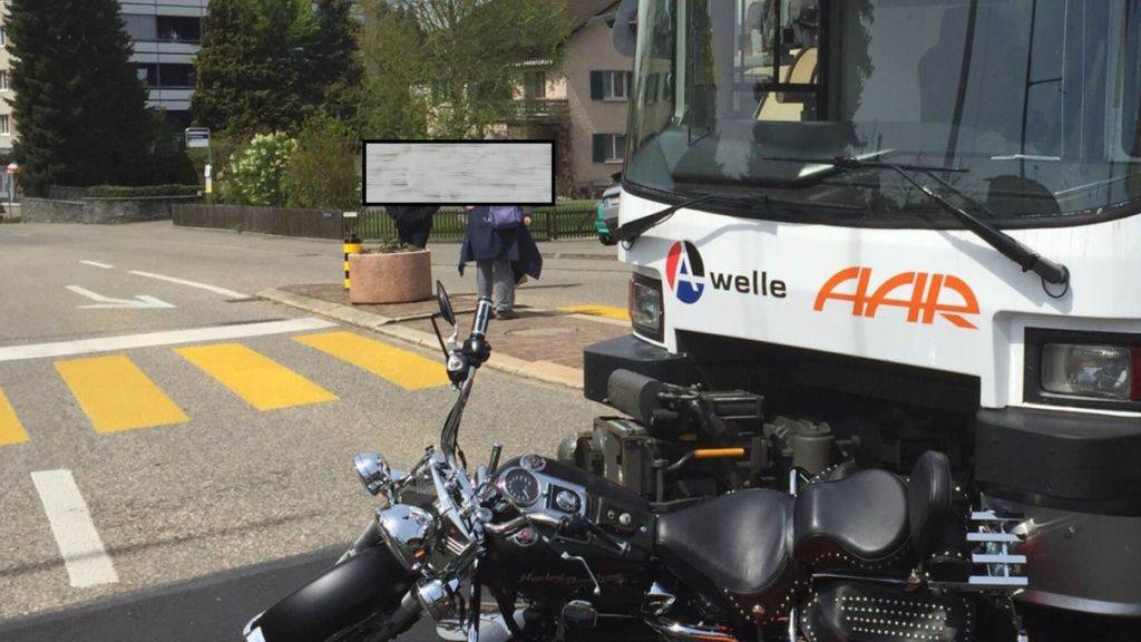 Es geschah beim Abbiegen: Ein Motorradfahrer fuhr auf dem Bahnübergang direkt vor einen WSB-Zug und verletzte sich mittelschwer.