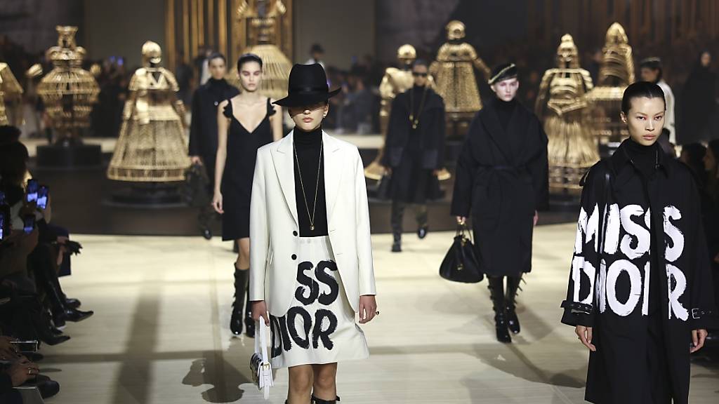 Models tragen Kreationen der Christian Dior Pret-a-porter-Kollektion für Herbst-/Winter 2024/2025 in Paris. Foto: Vianney Le Caer/Invision/AP