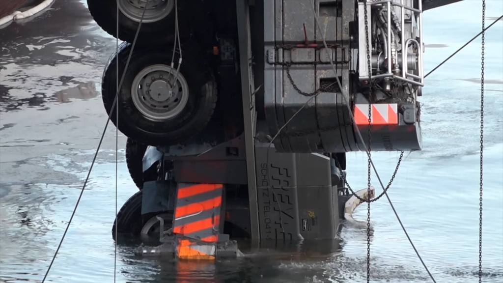 Versunkener Pneukran aus dem Vierwaldstättersee gehoben