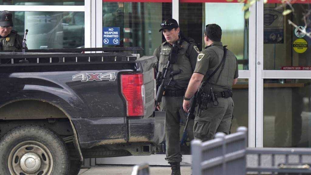 Polizeibeamte sind während der Fahndung nach dem Schützen in Lewiston im Einsatz. Foto: Steven Senne/AP/dpa