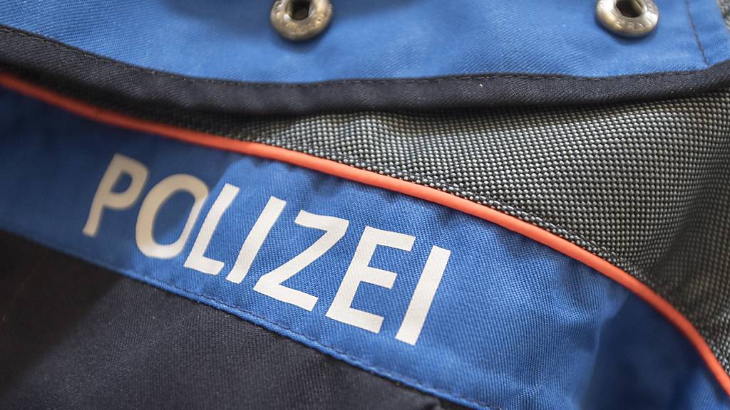 Die Luzerner Polizei hat in der Nacht auf Montag in Kriens einen mutmasslichen Einbrecher erwischt. (Symbolbild)