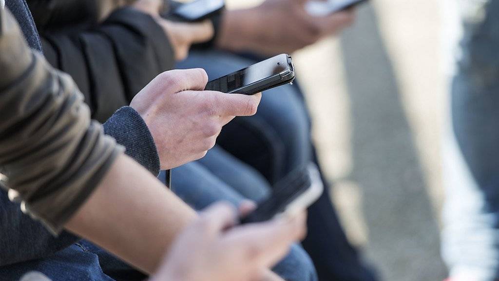 Das mobile Online-Leben hat nicht nur schöne Seiten: Ein Drittel der Jugendlichen wurde einer Umfrage zufolge schon von Fremden mit unerwünschten sexuellen Absichten kontaktiert. (Archivbild)