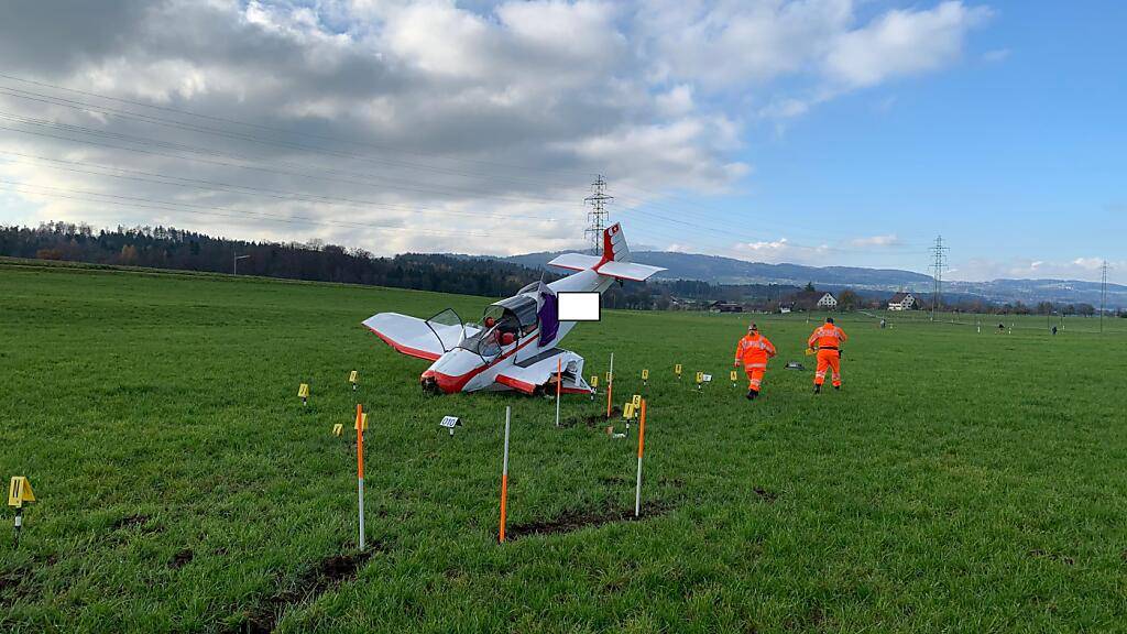 Die Tankanzeige an der «Jodel D117» war kaputt - dies habe der Leiter der Flugschule gewusst, so die Staatsanwaltschaft. Er habe Menschenleben gefährdet. Im Bild das demolierte Kleinflugzeug nach der Notlandung bei Gossau.