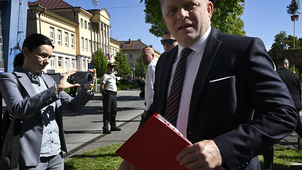 Robert Fico, Ministerpräsident der Slowakei, kommt zu einer Regierungssitzung im Haus der Kultur. Foto: Radovan Stoklasa/TASR/dpa