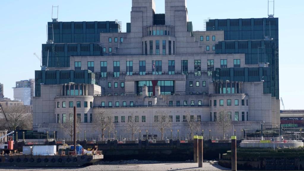 ARCHIV - Das Hauptquartier des britischen Auslandsgeheimdienstes MI6. Foto: Kin Cheung/AP/dpa