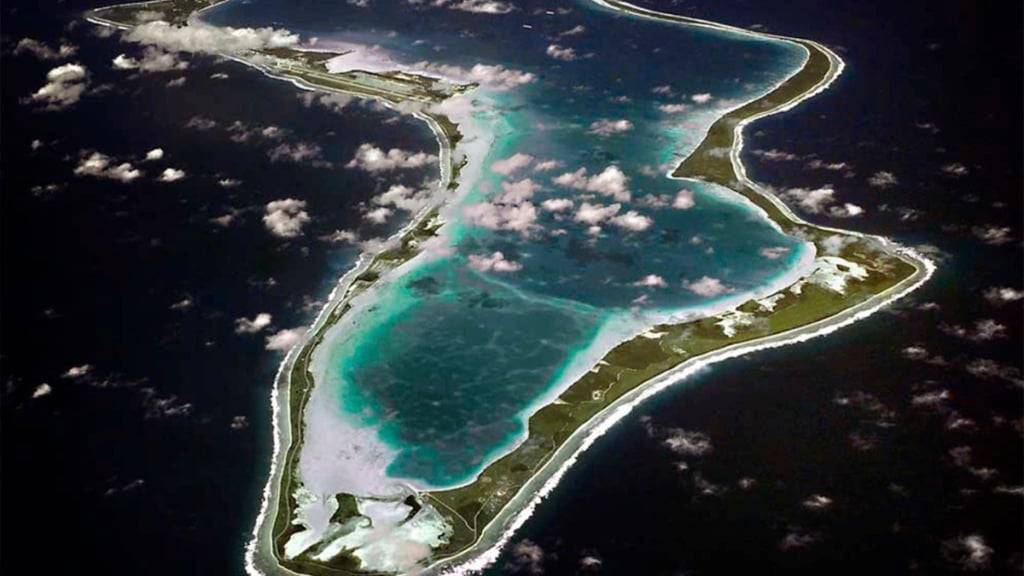 HANDOUT - Eine Luftaufnahme von Diego Garcia, einem Atoll des Chagos-Archipels. Foto: Uncredited/US Navy via AP/dpa - ACHTUNG: Nur zur redaktionellen Verwendung und nur mit vollständiger Nennung des vorstehenden Credits