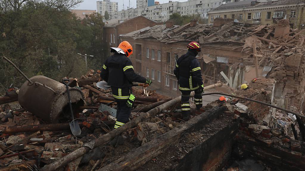 Feuerwehrleute suchen nach einem Luftangriff in Charkiw nach Opfern. Foto: Alex Babenko/AP/dpa