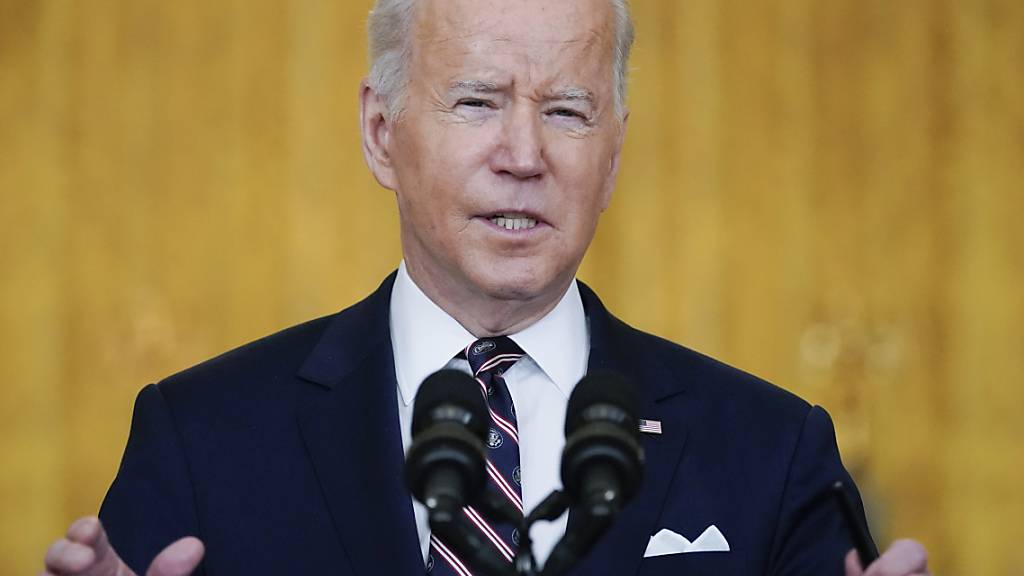 Joe Biden, Präsident der USA, spricht im East Room des Weißen Hauses zur Lage in der Ukraine. Das Land habe wegen der dramatischen Eskalation im Ukraine-Konflikt neue Sanktionen gegen Russland angekündigt. Foto: Alex Brandon/AP/dpa