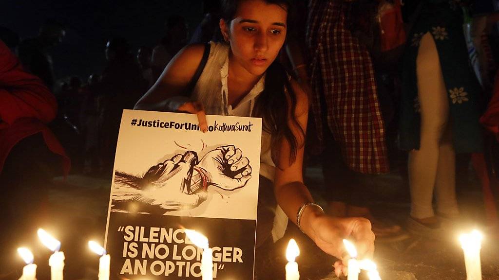 Bei Protesten gegen Vergewaltigungen in Indien zündet eine Jugendliche Kerzen für die Opfer an.