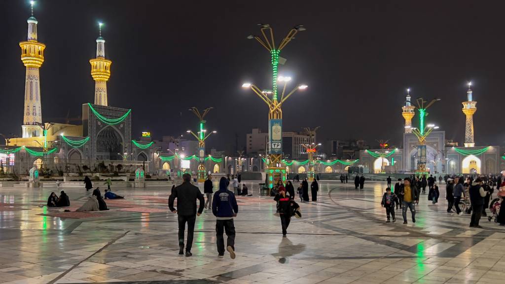 ARCHIV - Menschen besuchen nach Einbruch der Dunkelheit im Fastenmonat Ramadan den Imam-Resa-Schrein in der Pilgermetropole Maschhad. Foto: Arne Bänsch/dpa