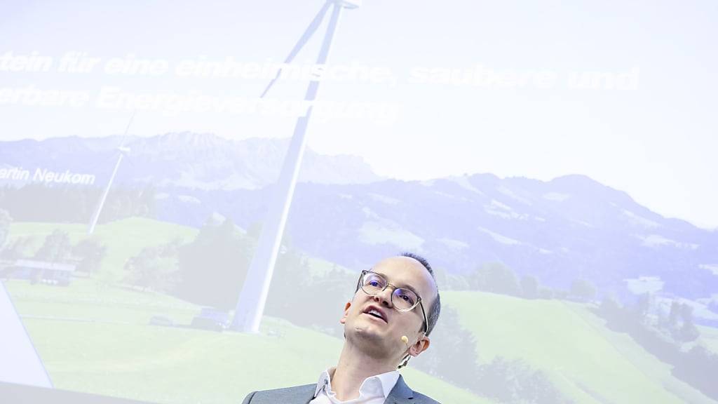 11 von 20 geplanten Windkraftanlagen sollen im Norden des Kantons gebaut werden: Der Grüne Baudirektor Martin Neukom stellte sich in Henggart der Kritik der Bevölkerung. (Archivbild)