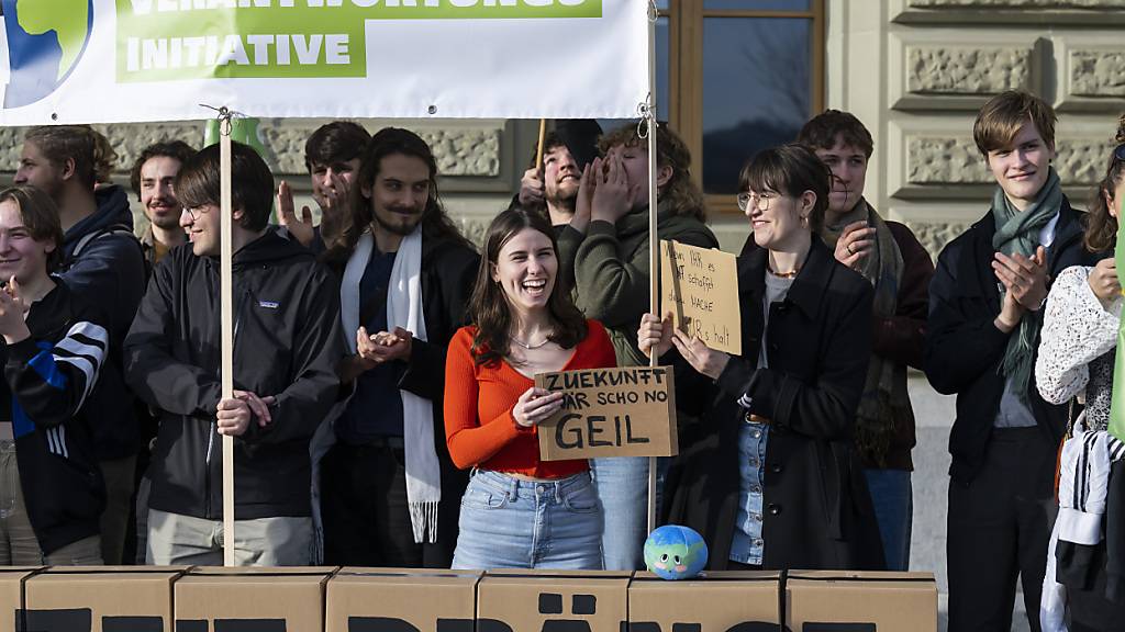 Junge Grüne bei der Einreichung der Umweltverantwortungsinitiative am 21. Februar 2023 in Bern. (Archivbild)