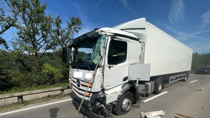 Lieferwagen kracht frontal in LKW – zwei Personen verletzt