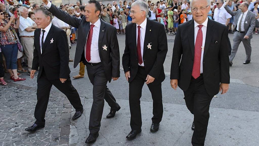 Bundesrat Johann Schneider-Ammann (ganz rechts) beim Umzug durch den Walliser Hauptort Sitten.