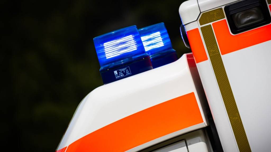 Ein 62-jähriger Mann wurde am Donnerstagabend in Zürich nach einem Selbstunfall mit einem E-Scooter in kritischem Zustand ins Spital gebracht. (Symbolbild)