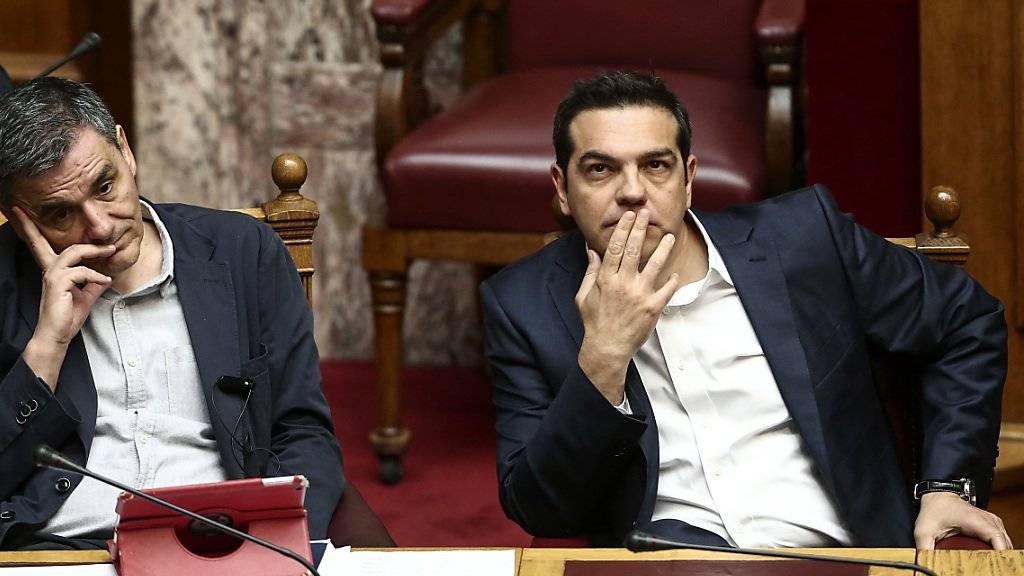 Bringen auch eine Schuldenbremse durch das Parlament: Griechenlands Premier Alexis Tsipras (rechts) und sein Finanzminister Euklid Tsakalotos.