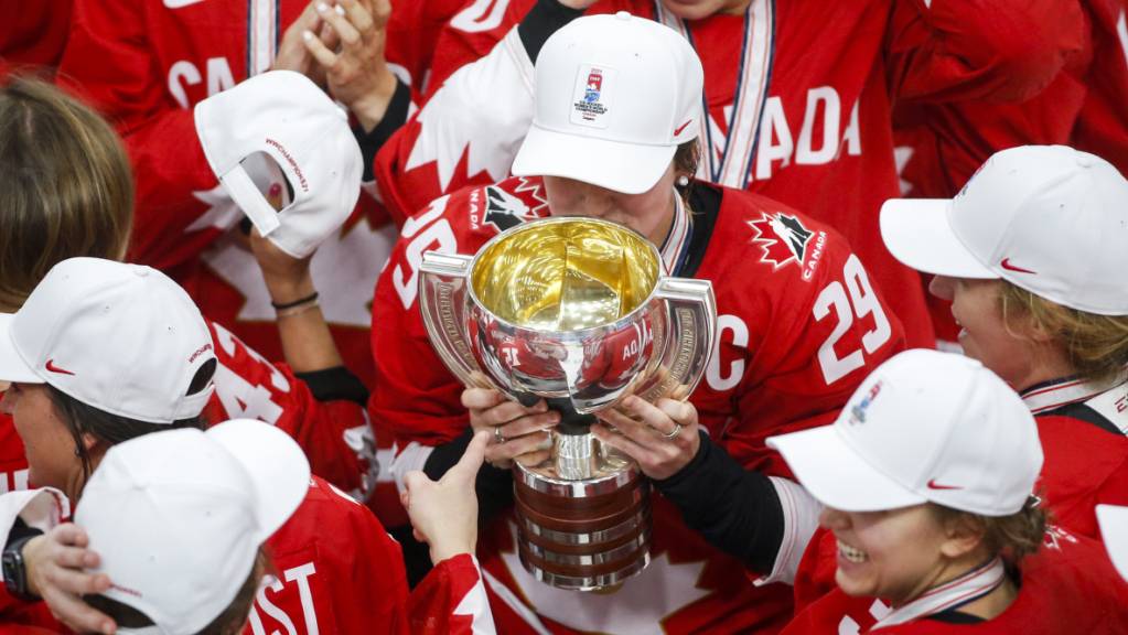 Die Kanadierinnen jubeln über ihren ersten WM-Titel seit neun Jahren.