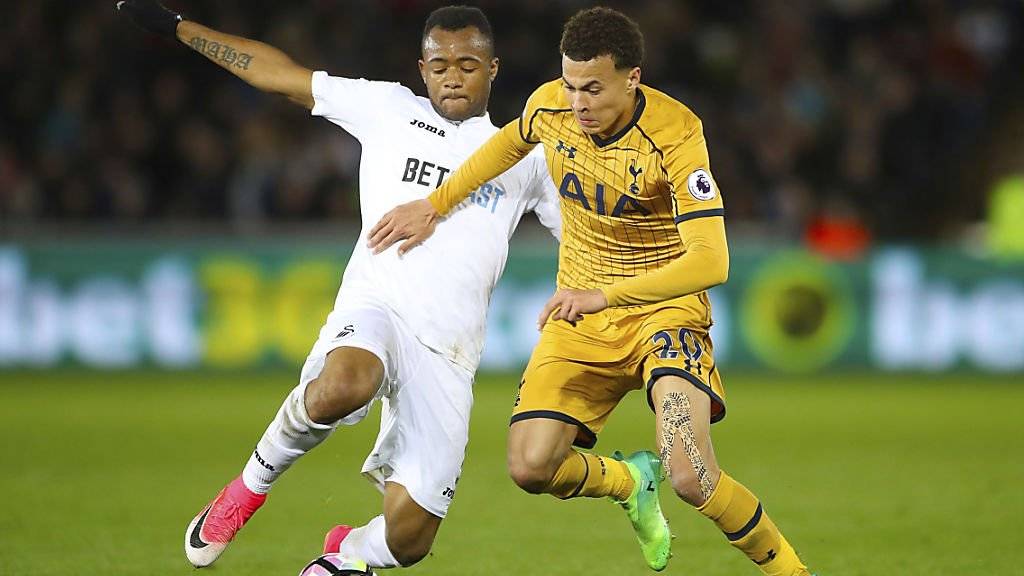 Einen Schritt schneller: Tottenhams Torschütze Dele Alli ist vor Swanseas Jordan Ayew am Ball
