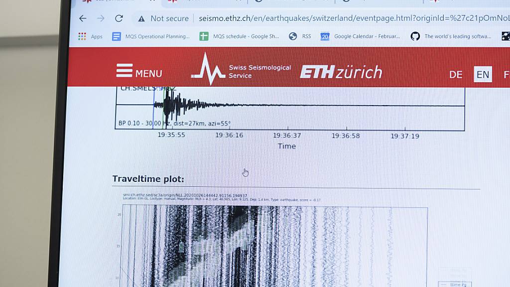 Das Seismogramm eines Erdbebens dargestellt auf einem Bildschirm am Schweizerischen Erdbebendienst (SED) der ETH Zürich. (Archivbild)