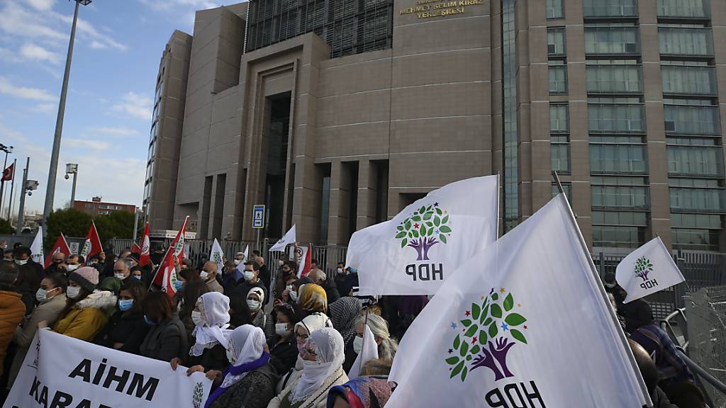ARCHIV - Anhänger der pro-kurdischen Demokratischen Volkspartei der Türkei (HDP) nehmen vor einem Gerichtsgebäude an einem Protest teil. Foto: Emrah Gurel/AP/dpa