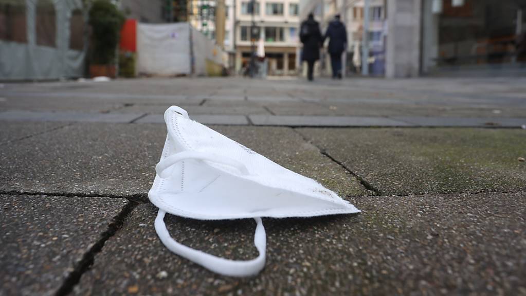 Schutzmaßnahmen, wie das Tragen einer Maske, sollten weiter beachtet werden. Foto: Karl-Josef Hildenbrand/dpa