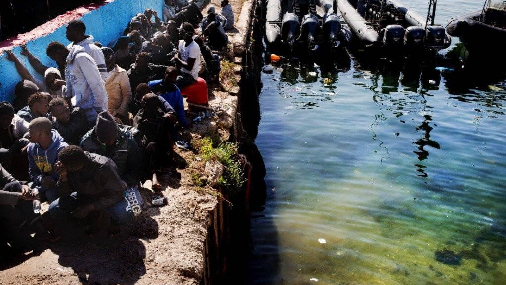 Afrikanische Migranten und Flüchtlinge in der libyschen Hauptstadt Tripolis nach dem gescheiterten Versuch, über das Mittelmeer nach Europa überzusetzen. (Archivbild)