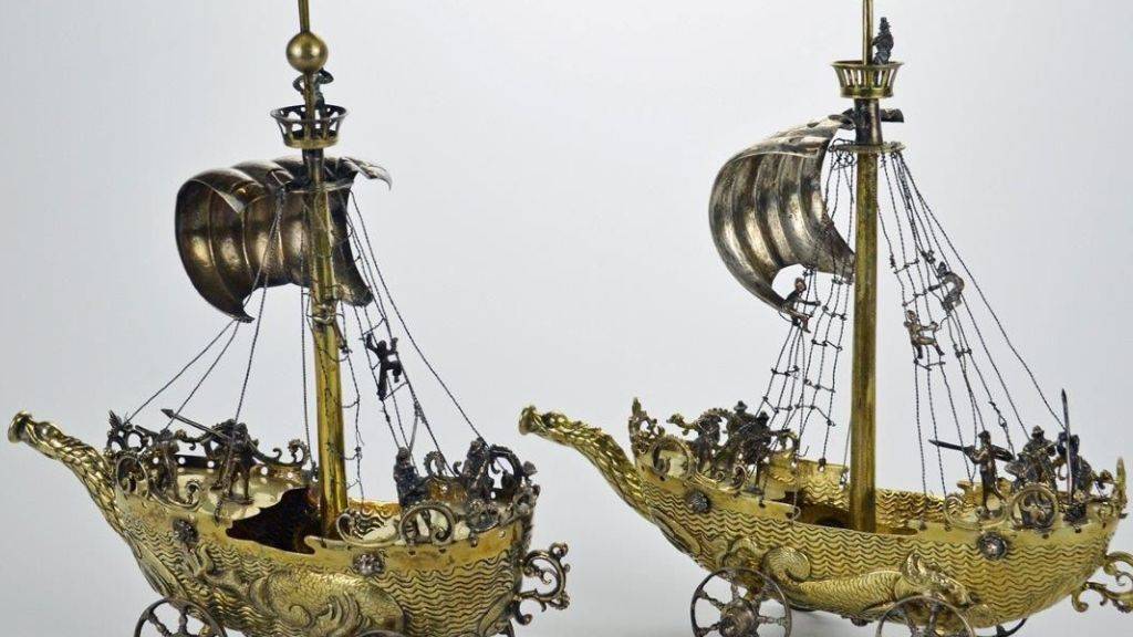 Die beiden silbernen Segelschiffe, die aus NS-Raubkunst stammen, wurden für knapp 300'000 Franken versteigert.