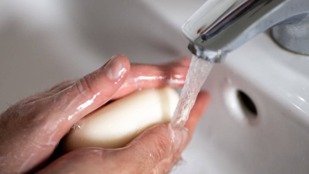 Überraschend viele Menschen verzichten in einer öffentlichen Toilette in einem Krankenhaus laut einer Studie auf das Händewaschen. (Archivbild)