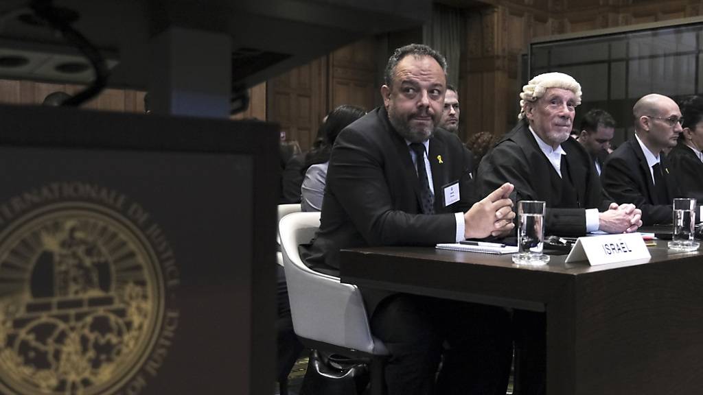 Malcolm Shaw, Jurist aus Großbritannien, und Tal Becker, Rechtsberater des israelischen Außenministeriums, sitzen bei der Eröffnung der Anhörung vor dem Internationalen Gerichtshof. Israel muss sich wegen der Angriffe im Gazastreifen erstmals wegen des Vorwurfs des Völkermordes vor dem Internationalen Gerichtshof verantworten. Foto: Patrick Post/AP/dpa
