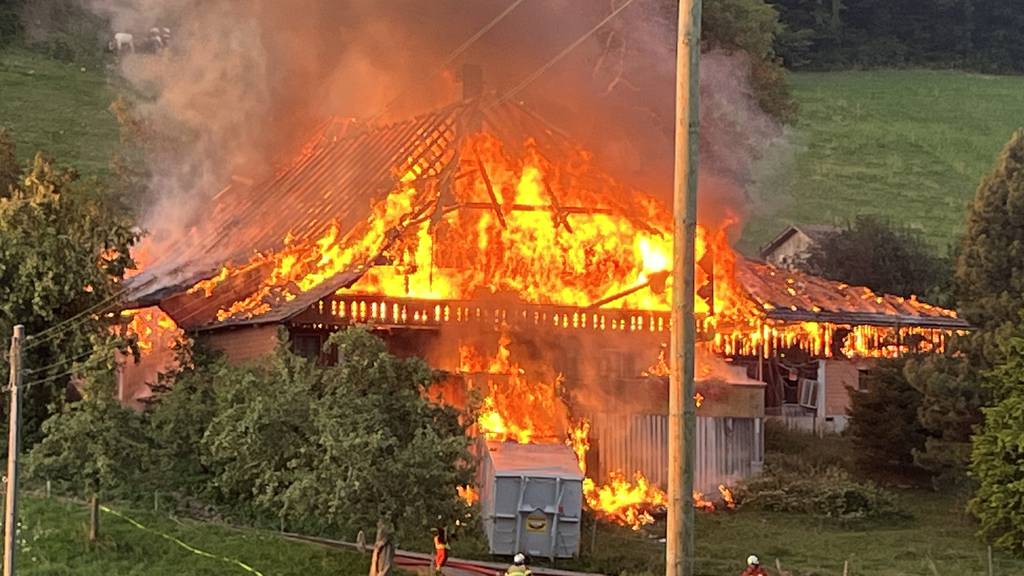 Im Vollbrand: Bauernhaus in Oberbalm.