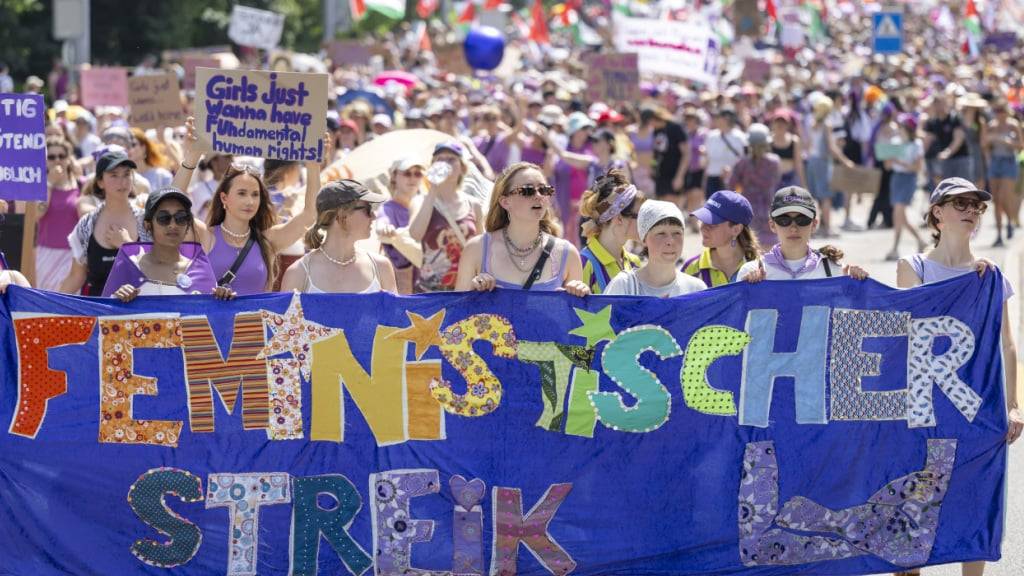 Mehrere tausend Menschen besammelten sich ab Samstagmittag auf dem Basler Barfüsserplatz für den Frauenstreik.
