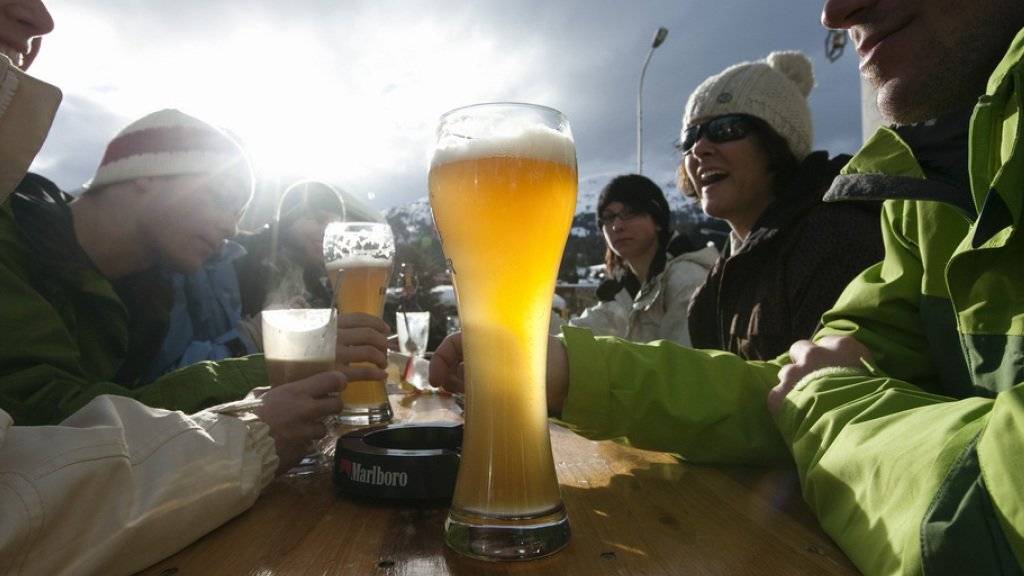 Das Bier auf der Skipiste gehört für viele einfach dazu. (Symbolbild)