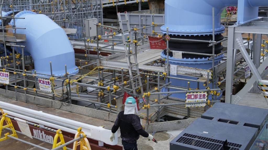 Japans Atomaufsichtsbehörde erteilte Anfang Juli die Genehmigung für die umstrittene Ableitung aufbereiteten Kühlwassers aus der Atomruine Fukushimas ins Meer. Foto: Hiro Komae/AP/dpa