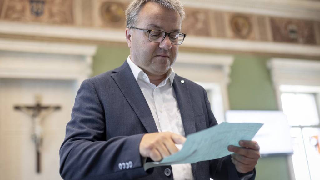 Andreas Hausheer (Mitte) liegt nach sechs von elf ausgezählten Gemeinden im zweiten Wahlgang um den freien Sitz im Zuger Regierungsrat vorne. (Archivaufnahme)