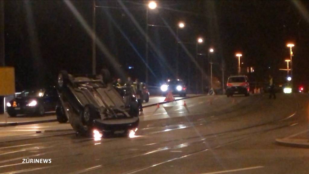 Auto landet nach Unfall auf der Quai-Brücke auf dem Dach