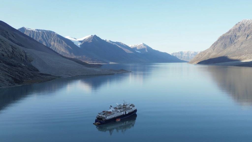 HANDOUT - Dieses von Joint Arctic Command zur Verfügung gestellten Foto zeigt das Kreuzfahrtschiff «Ocean Explorer», ein unter der Flagge der Bahamas fahrendes norwegisches Kreuzfahrtschiff mit 206 Passagieren und Besatzungsmitgliedern, das vor Grönland auf Grund gelaufen ist. Foto: Uncredited/SIRIUS/Joint Artic Command/AP/dpa - ACHTUNG: Nur zur redaktionellen Verwendung und nur mit vollständiger Nennung des vorstehenden Credits