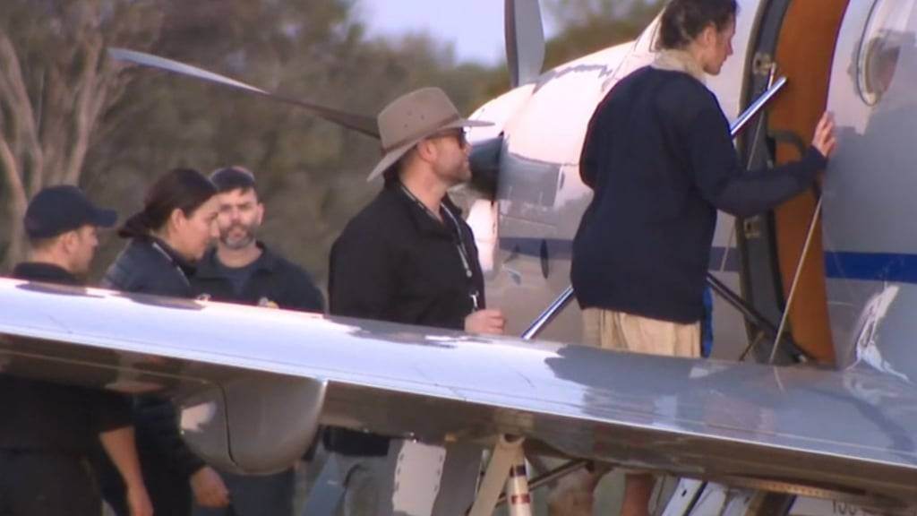 dpatopbilder - HANDOUT - Ein Screenshot aus einem ABC-Fernsehvideo zeigt Carolina Wilga (r) beim Einsteigen in ein Flugzeug. Eine deutsche Rucksacktouristin, die seit 12 Tagen in einem abgelegenen Buschland vermisst wurde, ist von Einsatzkräften lebend gefunden worden. Foto: Abc/ABC/AAP/dpa - ACHTUNG: Nur zur redaktionellen Verwendung und nur mit vollständiger Nennung des vorstehenden Credits