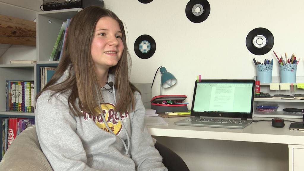 Die 12-jährige Noelle Lüscher vermisst an der Schule vor allem den Kontakt mit ihren Mitschülern.