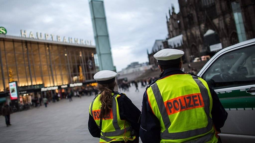 Die Kölner Polizei spricht bei den Angriffen vom Sonntagabend von «fremdenfeindlichen Straftaten». Sie will ihre Präsenz verstärkten - hier stehen Polizisten vor dem Hauptbahnhof.