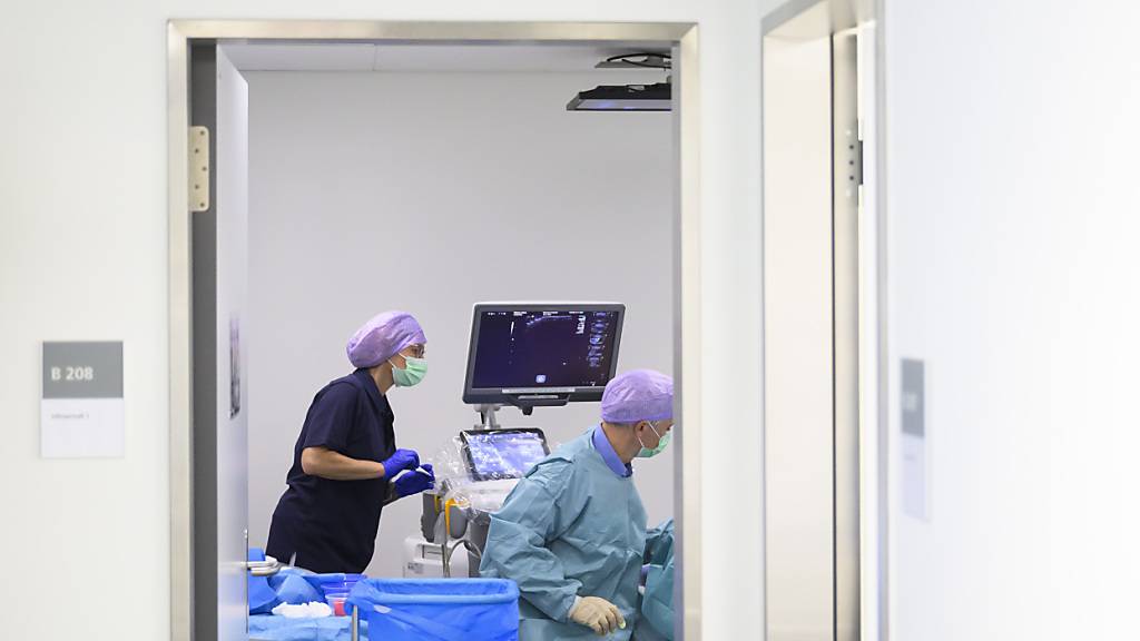 Das Kantonsspital Winterthur reduziert die Arbeitszeit für Assistenzärztinnen und -ärzte. Ab 2028 liegt sie bei 42 Stunden und vier Stunden Weiterbildung pro Woche.  (Symbolbild)