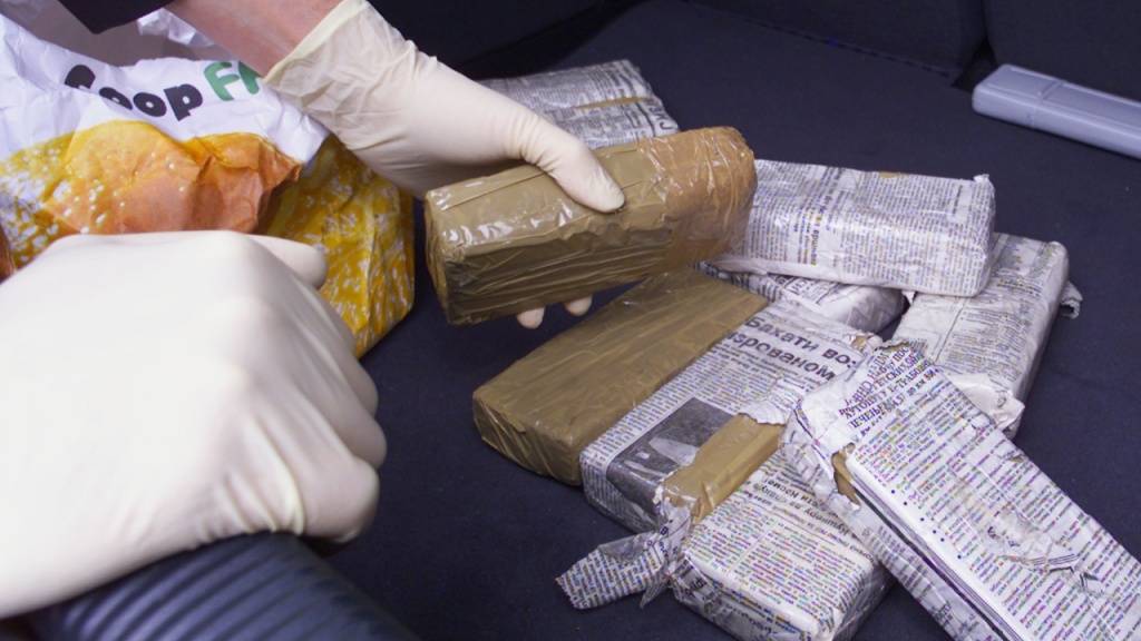 Über 8 Kilo Kokain im Koffer: Kapo schnappt Drogenkurierin